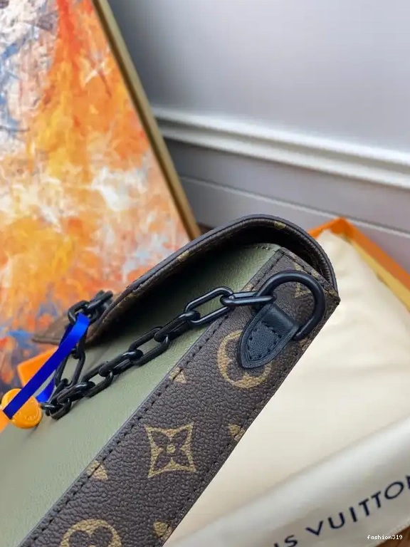 LOUIS VUITTON STEAMER POCHETTE VOYAGE 0402